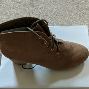 TAUPE/TAN SUEDE ANKLE BOOTS SIZE 9